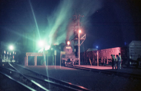 最後の三重連を終えた機関車